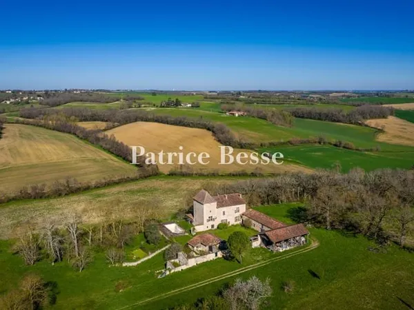 Dans le nord du Gers, à 5 min d'une ville thermale historique et touristique, un ancien hospice du 1