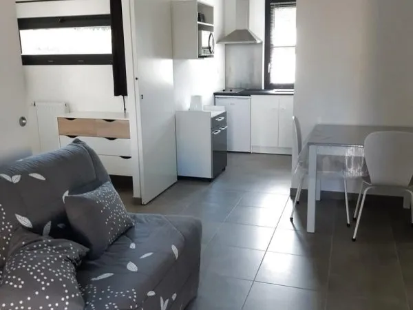 A LOUER - LA COURTAISIERE - GRAND STUDIO MEUBLE