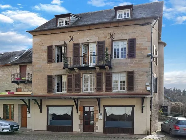CORREZE. Ville de CORREZE. Maison en pierre avec 6 chambres.