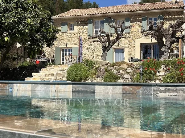 Mas Provençal en pierre au milieu des vignes - Le Castellet