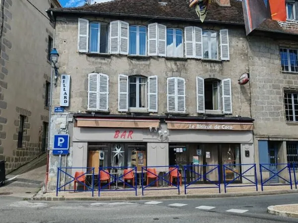Immeuble centre ville Aubusson composé d un local commercial et deux appartements .
