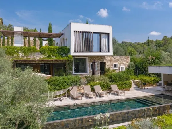Villa d'architecte avec 3 chambres à louer proche Valbonne