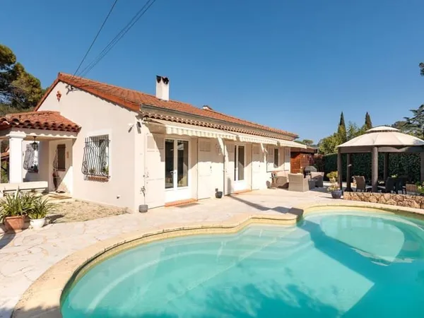 MOUGINS - Villa 132 m², terrain 1 850 m² & piscine