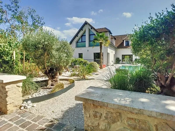 Maison moderne familiale de standing, accès au coeur de Montf