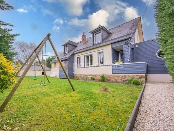 SUCÉ-SUR-ERDRE - PROCHE BOURG - MAISON - 160M2 HABITABLES - 4 CHAMBRES - DOUBLE GARAGE - DPE C