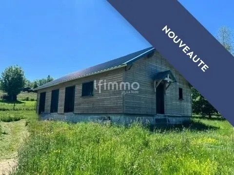 Maison à terminer sur parcelle privative de plus de 1 hectare