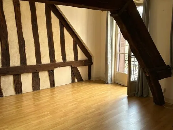 Auxerre hyper centre F2 de caractère +balcon