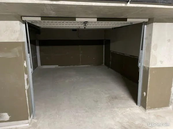 Grand garage 1 rue Saglio