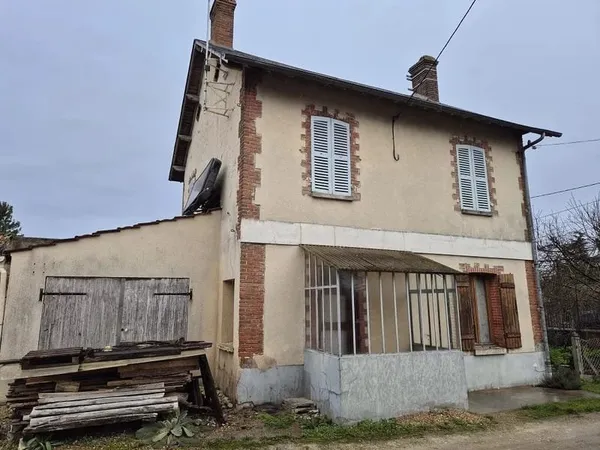 Maison avec garage et jardin.