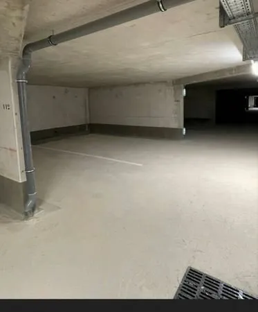 Place de parking en sous sol. Rés le Sémiramis bd voltaire