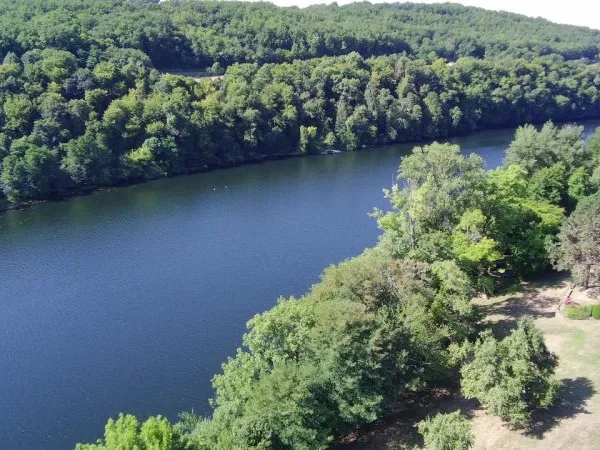 SituÃ©e dans un cadre exceptionnel proche de la Dordogne, PropriÃ©