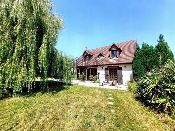 Maison à vendre dans son écrin de verdure
