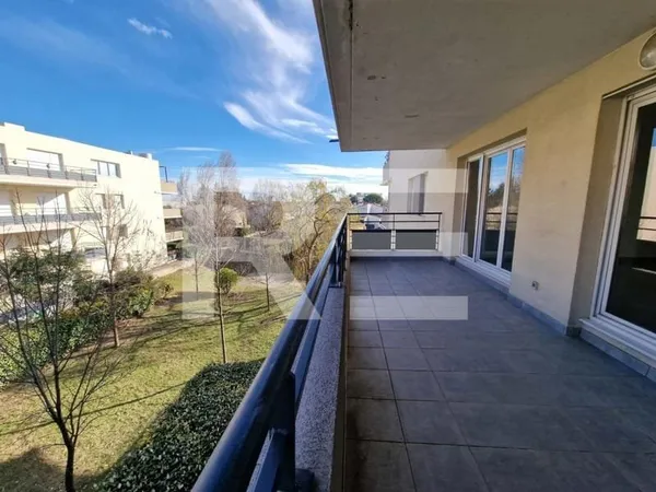 Appartement T2 / T3 ascenceur, grande terrasse et box fermé