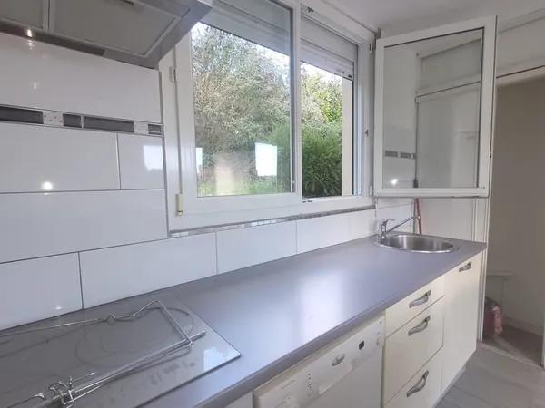 Vue panoramique , maison ensoleillée avec beau terrain