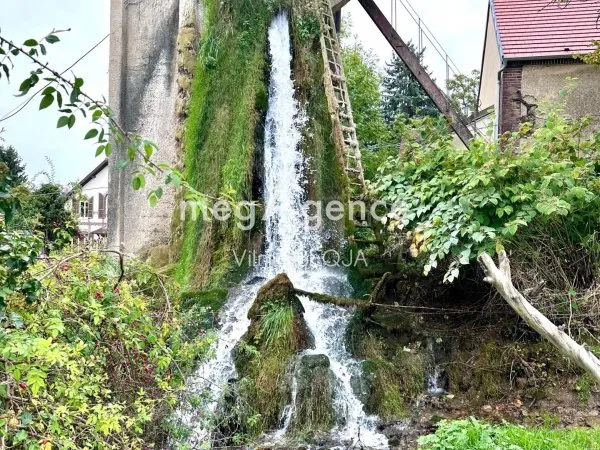 MOULIN AVEC DES NOMBREUSES DEPENDANCES