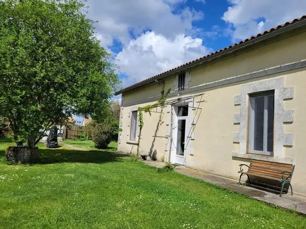 Maison spacieuse en plein centre du village