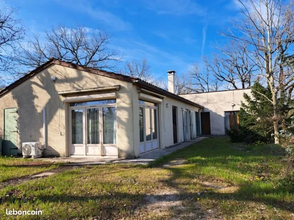 Proche d'un village à 4 kms des commerces Maison de plain pied à rénover avec piscine, joli jterrain