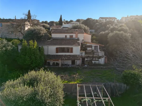 Maison à rénover, piscine, terrain 1660 m2