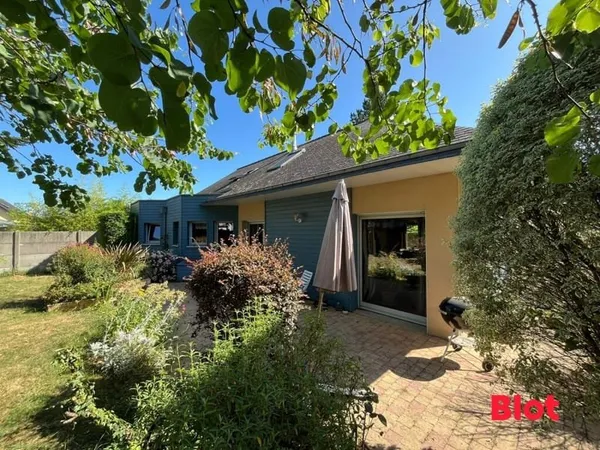 A VENDRE DANS VOTRE AGENCE BLOT BAIN DE BRETAGNE- CENTRE VILLE- PLAIN-PIED 165M²- JARDIN 700M²