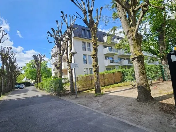 TRES AGREABLE STUDIO MEUBLE ENTRE VILLE ET FORET AVEC BALCON