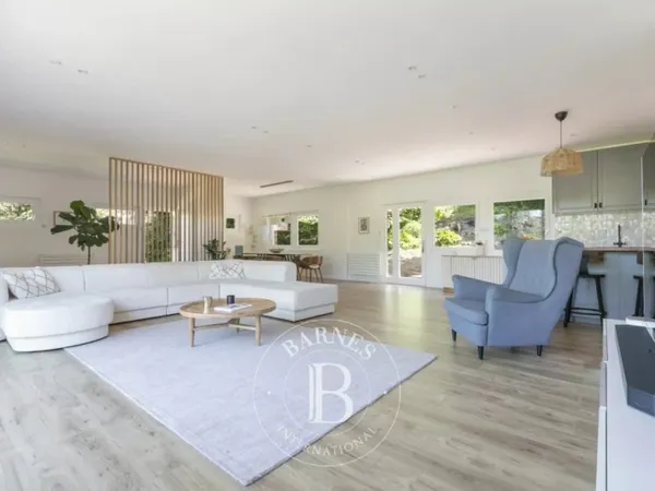 Le service location de la Maison BARNES vous propose ce bien :