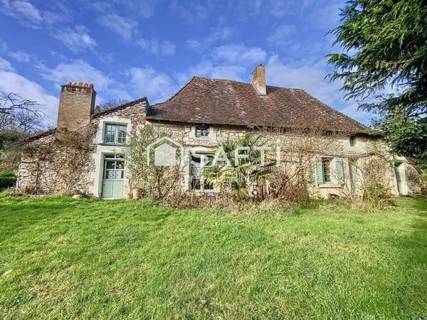Maison de bourg du XII e siècle, commerces, au calme.