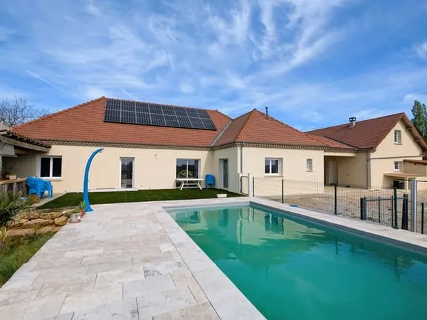 Maison en position dominante avec piscine, dépendance et jardin