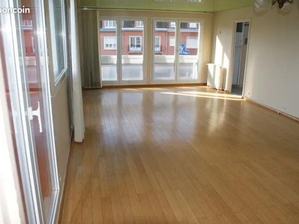 Calais nord place d'armes F2 84m² avec balcons libre de suite