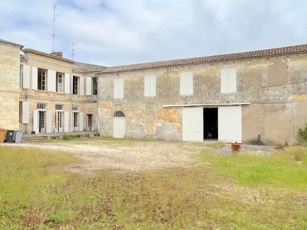 A VENDRE MAISON EN PIERRE DE 317 M2 AVEC JARDIN ET DÉPENDANCES - SECTEUR BLAYE