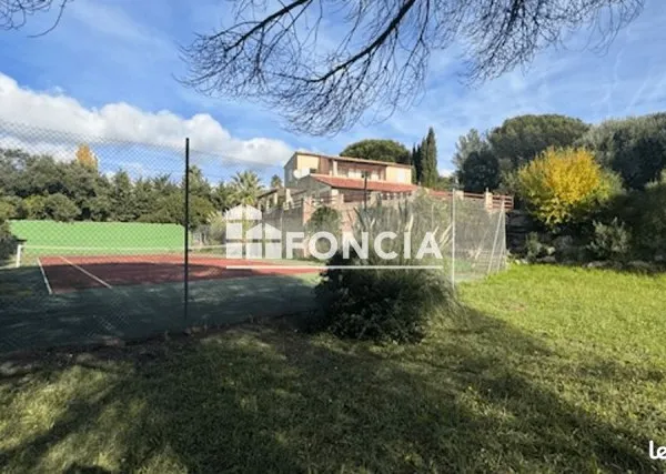 Villa 5 chambres - Domaine résidentiel sécurisé à 1,5 km du centre ville - Plage à 800 m