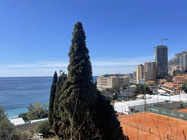 TERRAIN CONSTITUABLE CHEMIN DE LA VIGIE AU-DESSUS DU MONTE CARLO COUNTRY CLUB ET TOUCHANT LE MONTE C