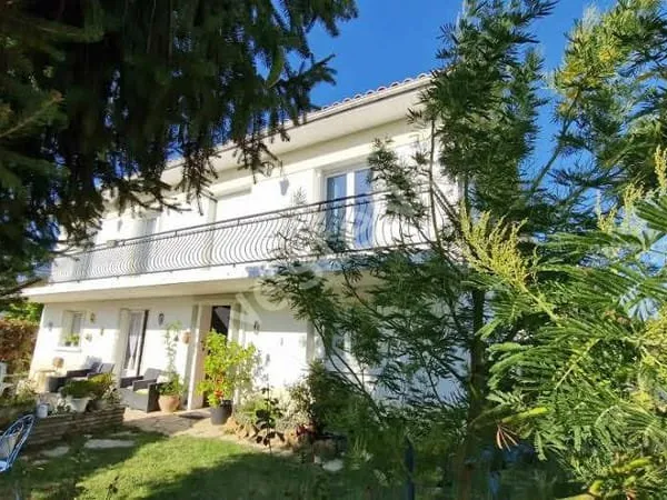 Maison située rive gauche à 800 m de la Madeleine et de ses commodités !