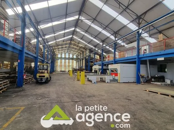 Entrepôt et bureaux de 1700 m2 au sol