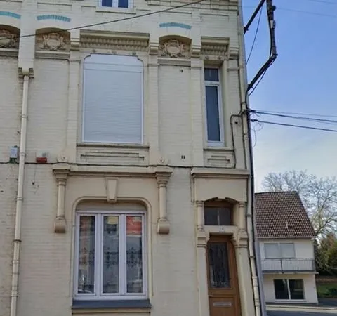 Maison 130m² , 4 chambres et un bureau , cour. Rue de Paris .108.000