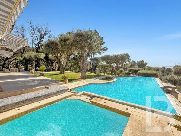 Maison 12 pièces 390 m²