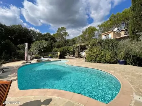 Villa de charme, au calme, 150m2 habitable, avec piscine, grand jardin, dépendances, et grande terra
