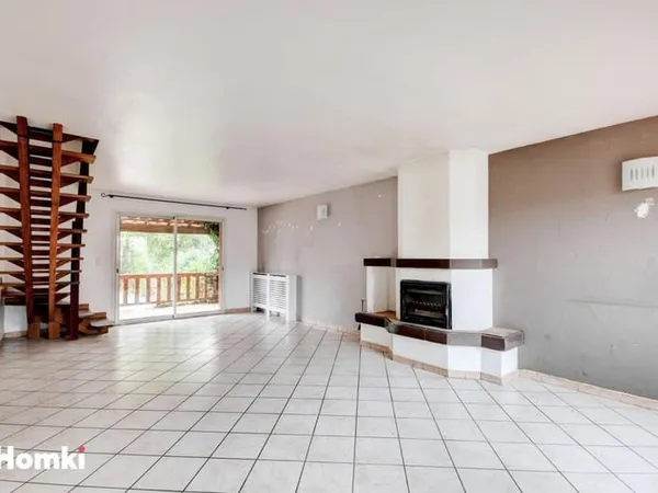 VILLA DE TYPE 4 JUMELEE D'UN COTE AVEC 2 TERRASSES UN JARDIN ET GARAGE