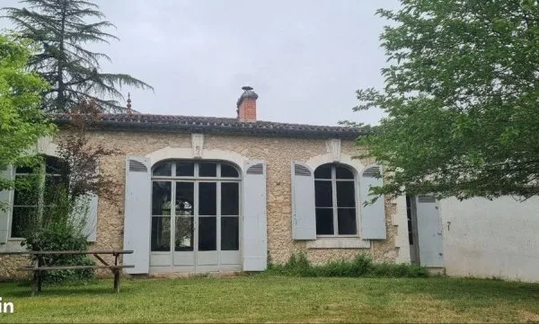 Propriété de 3 maisons en bord de rivière