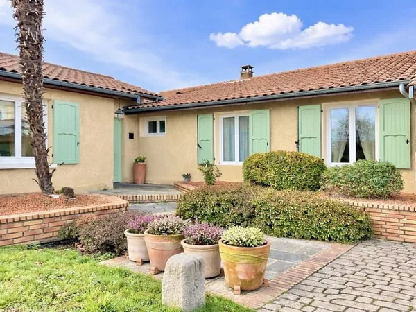 MAISON DE PLAIN PIED 160 m2 DANS VILLAGE RESIDENTIEL PROCHE