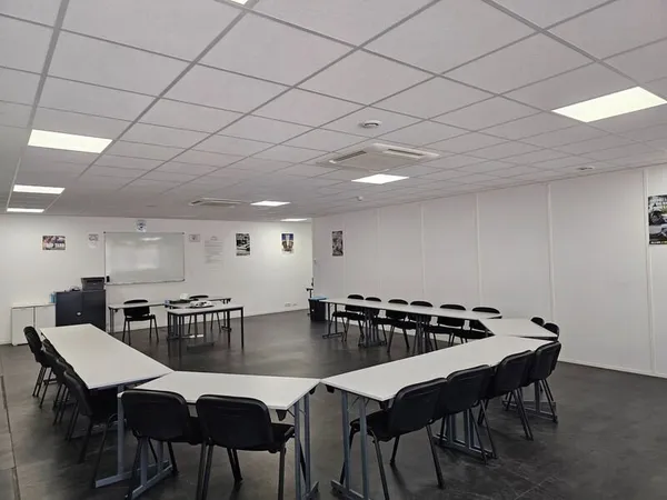 bureau de 115 m2 à louer à CERGY (95) immeuble Ordinal avec parkings