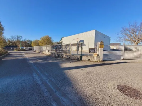 Local commercial 624 m²
