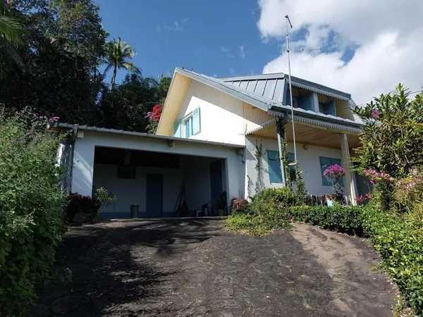 Vous rechercher une grande villa à rénover à LA MONTAGNE 974