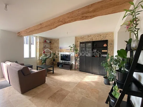 Magnifique maison en pierre entièrement rénovée avec 3 grandes chambres et un beau jardin en bordure