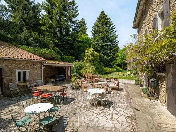 Auberge de caractère fin XVIIIeme siècle entièrement rénovée avec jardin paysagé au coeur du village