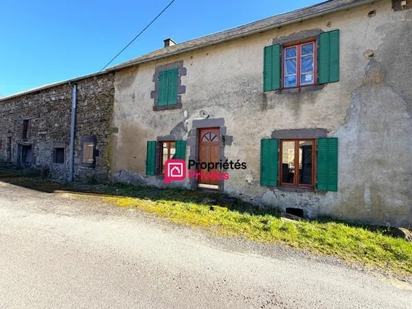 Maison de caractère en pierre à vendre Chapdes Beaufort de 120 m2 avec dépendances sur 960m² de terr