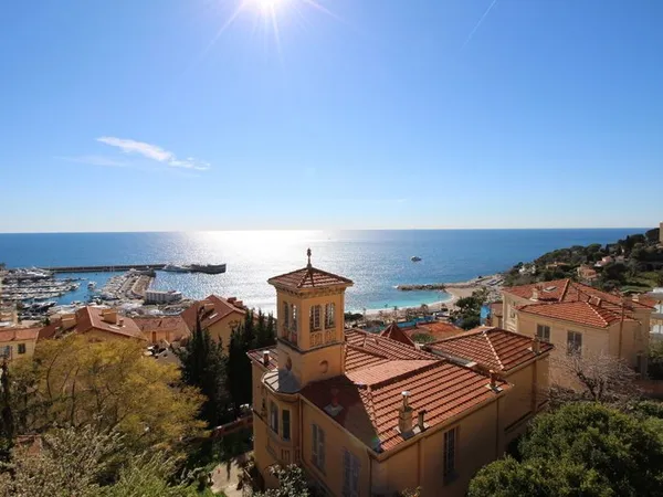Cap d'Ail, appartement-villa de 97 m2 habitables + terrasse.
