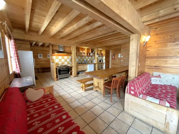 Appartement de 7 chambres pouvant accueillir 15 personnes, à seulement 350 m des pistes, au coeur de