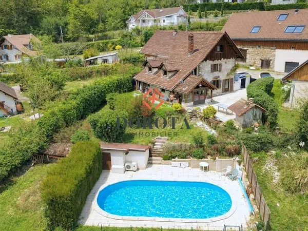 Maison en pierre avec jardin et piscine
