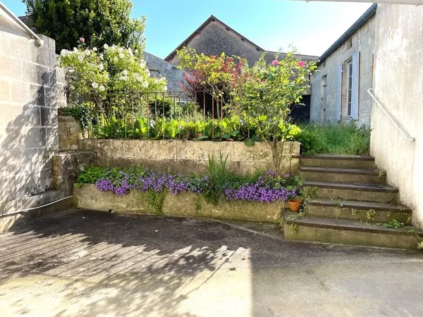 Maison de ville en plein coeur de SAINT SAVINIEN avec jardin