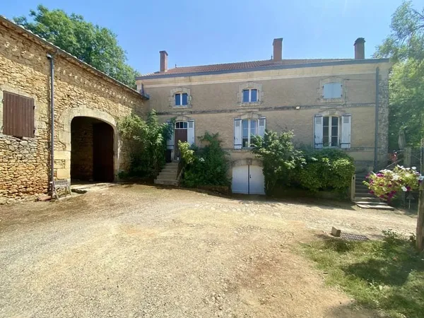 Élégante maison de maître avec gîte, dépendances et charme d'antan
